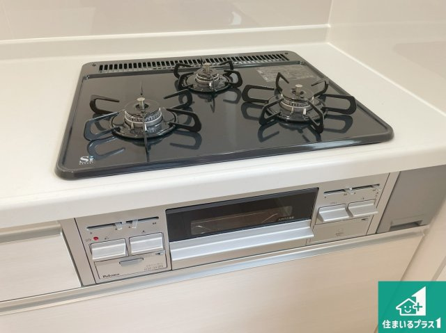 神戸市西区玉津町高津橋　第5期　新築一戸建ての設備|ダブル高火力Ｓｉセンサー付きコンロ！３口あるので、まとめて料理をする時も大活躍！