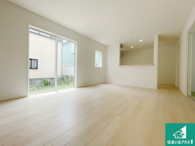 神戸市西区玉津町高津橋　第5期　新築一戸建ての居間・リビング|シンプルなリビングは、観葉植物等のインテリアを楽しめますね！パパ好みにも、ママ好みにも家具次第で雰囲気を変えることができます！