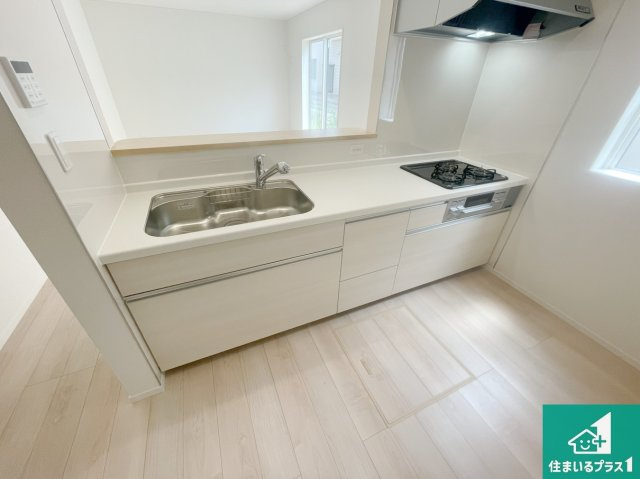 神戸市西区玉津町高津橋　第5期　新築一戸建てのキッチン|リビングと統一感があり、使い勝手のいいキッチン。広々としているので、二人並んで作業が出来ちゃいます。お子様と一緒に色々なお料理に挑戦できるスペースがあります。