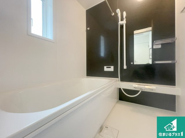 神戸市西区玉津町高津橋　第5期　新築一戸建ての浴室|足をゆったり伸ばして寛げる浴槽です。窓が設けられていますので差し込む光が明るく穏やかな雰囲気にしてくれます♪浴室乾燥機も設置しているので、雨の日の洗濯物も安心です♪