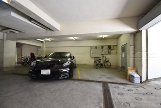 【駐車場】 | マンションの駐車場スペース。空きの有無や駐車料金、サイズ規定などについては、改めてお問い合わせください。～即日のご見学可能～　お問合せはお気軽にどうぞ。