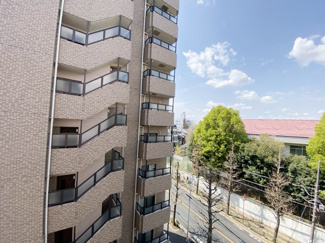 【展望】 | 眼前に広がる空の雄大さと、このお部屋の自慢の一つである「眺望」をご覧ください。毎日、この景色を独り占めできる新生活に夢が広がります。～即日のご見学可能～　お問合せはお気軽にどうぞ。