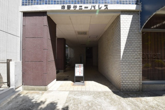 【エントランス】 | お客様を、そして住人を出迎えてくれるマンションのエントランス。ゴミが落ちていないことからも、管理状態の良さや住民の節度の高さが見て取れます。～即日のご見学可能～　お問合せはお気軽にどうぞ。