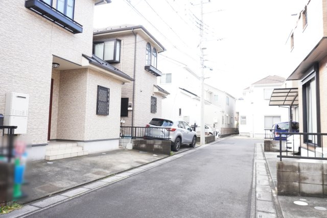 草加市遊馬町 中古戸建の前面道路含む現地写真