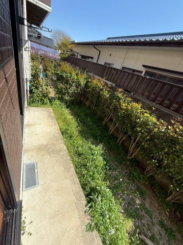 グランドゥール岩崎A棟の庭