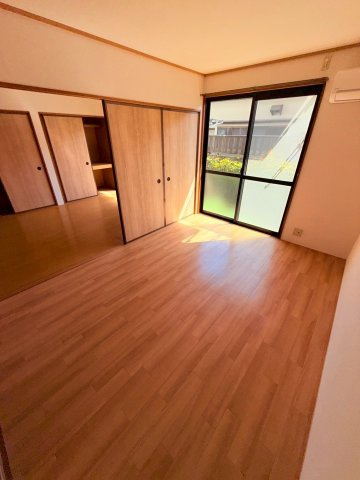 グランドゥール岩崎A棟の洋室