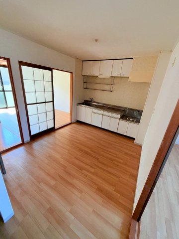 グランドゥール岩崎A棟の居間・リビング