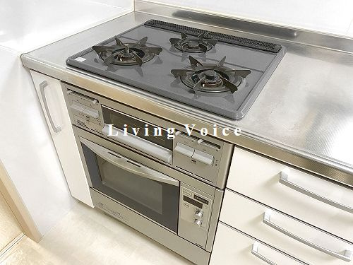 秦野市三屋　中古一戸建てのキッチン|オーブンレンジ付ガスコンロ　