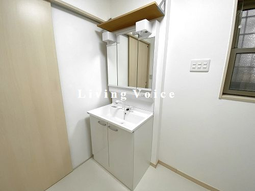 秦野市三屋　中古一戸建ての独立洗面台