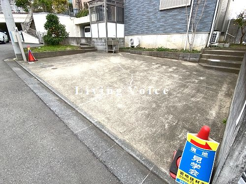 秦野市三屋　中古一戸建ての駐車場