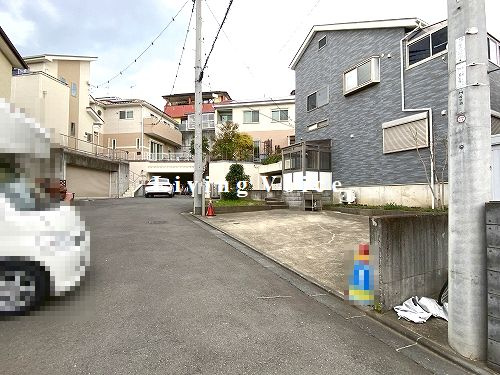 秦野市三屋　中古一戸建ての前面道路含む現地写真