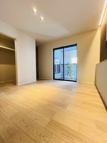 吹き抜け × ロフト × ビルトインガレージも。Shonan Styleをすべて詰め込んだ家の洋室|約7帖の超える洋室は、窓から差し込む自然光と、木目のぬくもりに包まれて、一日の疲れをやさしく癒してくれる、静かな寝室空間です。