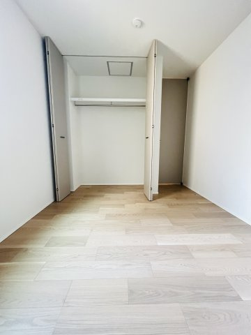 吹き抜け × ロフト × ビルトインガレージも。Shonan Styleをすべて詰め込んだ家の洋室|サービスルーム約5.3帖。趣味やリモートワーク部屋として最適です