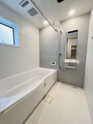 吹き抜け × ロフト × ビルトインガレージも。Shonan Styleをすべて詰め込んだ家の浴室|「ホテルライクなバスルームで、毎日が特別な日常に。
グレートーンが落ち着きを、白が清潔感をプラス。」