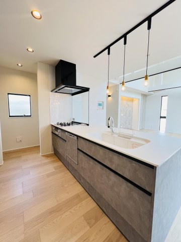 吹き抜け × ロフト × ビルトインガレージも。Shonan Styleをすべて詰め込んだ家のキッチン|「空間の主役になるキッチン。グレートーンで統一された美しいデザインに、食洗機・浄水器付きの充実設備。」