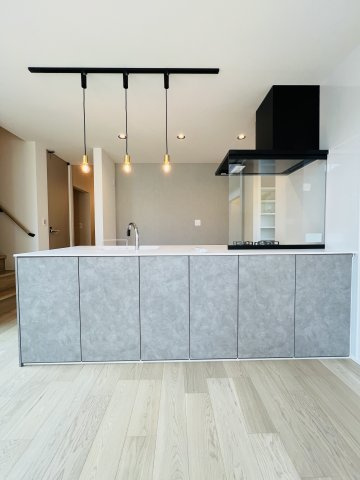 吹き抜け × ロフト × ビルトインガレージも。Shonan Styleをすべて詰め込んだ家のその他|「生活感を隠す、美しい収納。グレートーンの扉で空間全体に統一感を。」