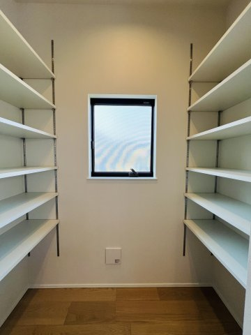 吹き抜け × ロフト × ビルトインガレージも。Shonan Styleをすべて詰め込んだ家の収納|「“もう一つの収納庫”があるだけで、キッチンはもっと整う。家事動線を美しく支える、大容量パントリー。」