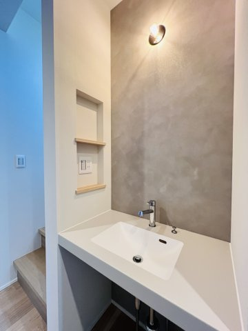 吹き抜け × ロフト × ビルトインガレージも。Shonan Styleをすべて詰め込んだ家のその他|「モルタル調の壁と、やわらかな灯りが印象的。
“ただの洗面”じゃない、デザインにもこだわったセカンド洗面。」