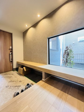 吹き抜け × ロフト × ビルトインガレージも。Shonan Styleをすべて詰め込んだ家の玄関|「“はじめまして”の印象を、上質に。デザインと機能を兼ね備えた、こだわりの玄関空間。」