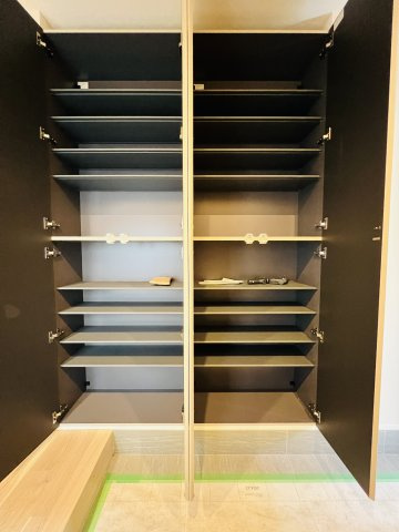 吹き抜け × ロフト × ビルトインガレージも。Shonan Styleをすべて詰め込んだ家の玄関|「家族4人分＋来客用も余裕で入る頼れる収納力。“散らからない玄関”はここからはじまる。」