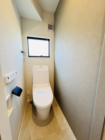 吹き抜け × ロフト × ビルトインガレージも。Shonan Styleをすべて詰め込んだ家のトイレ