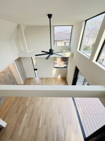 吹き抜け × ロフト × ビルトインガレージも。Shonan Styleをすべて詰め込んだ家の内装|「空へとつながるような、開放感。ロフトから見下ろすリビングは、光と風がめぐる特別な場所。」