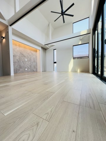 吹き抜け × ロフト × ビルトインガレージも。Shonan Styleをすべて詰め込んだ家の居間・リビング