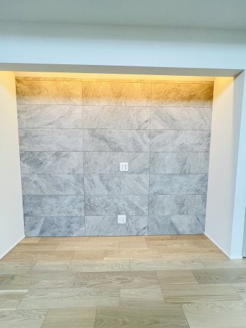 吹き抜け × ロフト × ビルトインガレージも。Shonan Styleをすべて詰め込んだ家のその他|「まるでホテルラウンジのような上質感。石調タイルと間接照明が、リビングに“格”をもたらします。」