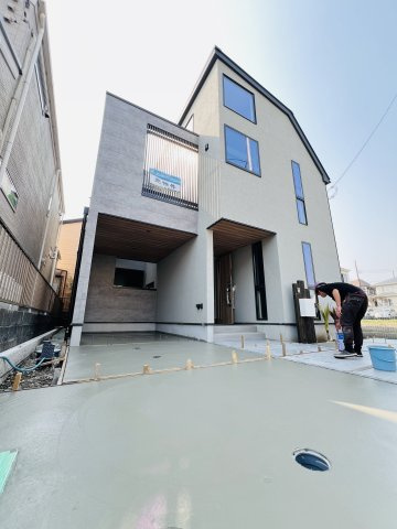 吹き抜け × ロフト × ビルトインガレージも。Shonan Styleをすべて詰め込んだ家の外観|外壁はジョリパット仕上げ。格子スリットや陰影が、上質さを引き立てるデザイナーズ住宅。」