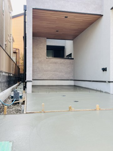 吹き抜け × ロフト × ビルトインガレージも。Shonan Styleをすべて詰め込んだ家の駐車場|「車も、自転車も、サーフボードも。
ビルトインだから、趣味の道具も安心して置ける“もうひとつの自分の空間”。」