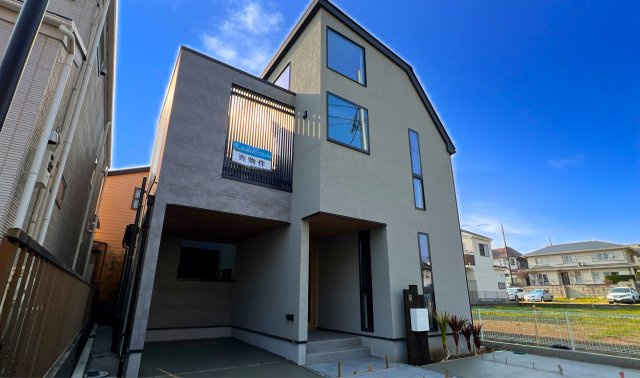 吹き抜け × ロフト × ビルトインガレージも。Shonan Styleをすべて詰め込んだ家の外観|「白とグレーが織りなす洗練のファサード。湘南の街並みに美しく映えるデザイン住宅。」