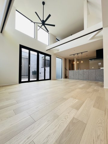 吹き抜け × ロフト × ビルトインガレージも。Shonan Styleをすべて詰め込んだ家の居間・リビング|「開放感が際立つ勾配天井のリビング。自然光に包まれる贅沢な日常を。」