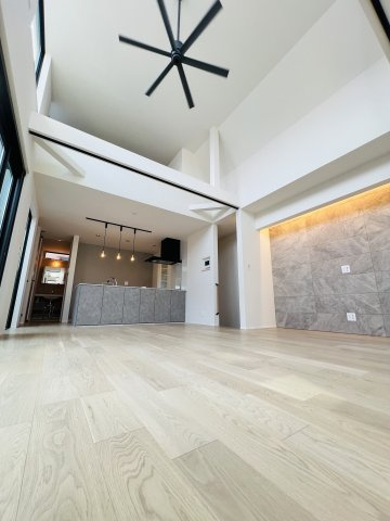 吹き抜け × ロフト × ビルトインガレージも。Shonan Styleをすべて詰め込んだ家の居間・リビング|「20帖超のLDKは、家族の時間を豊かに育む特別な場所。洗練された色使いも魅力。」