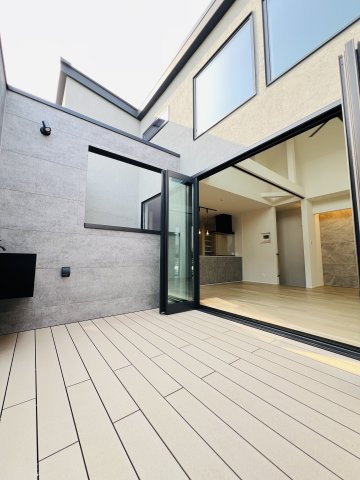 吹き抜け × ロフト × ビルトインガレージも。Shonan Styleをすべて詰め込んだ家のバルコニー|「約6帖のアウトドアバルコニーで楽しむ、湘南の空と風。朝のコーヒータイムにも、夜のリラックスタイムにも最適。」