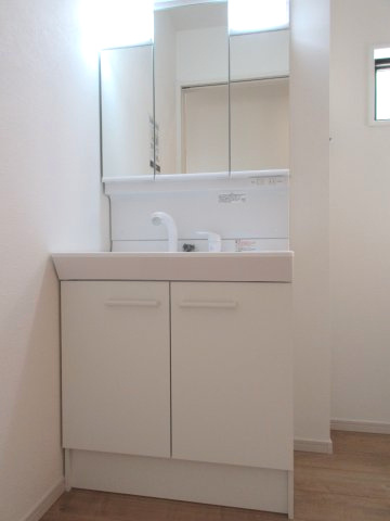 立川市西砂町2丁目　新築戸建全1棟の独立洗面台|身だしなみを整えやすく、収納たっぷりの三面鏡付洗面化粧台☆