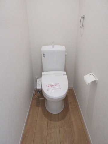 立川市西砂町2丁目　新築戸建全1棟のトイレ|1階温水シャワートイレ