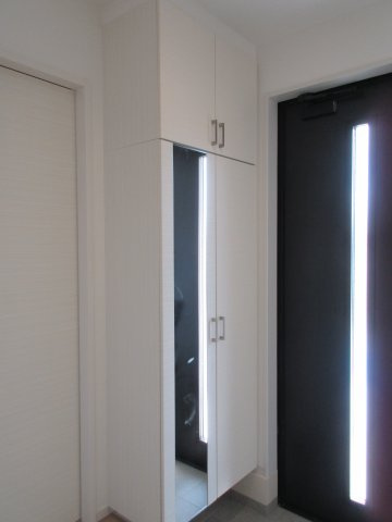 立川市西砂町2丁目　新築戸建全1棟の玄関|お出かけ前の身だしなみチェックに便利な全身ミラー付き☆