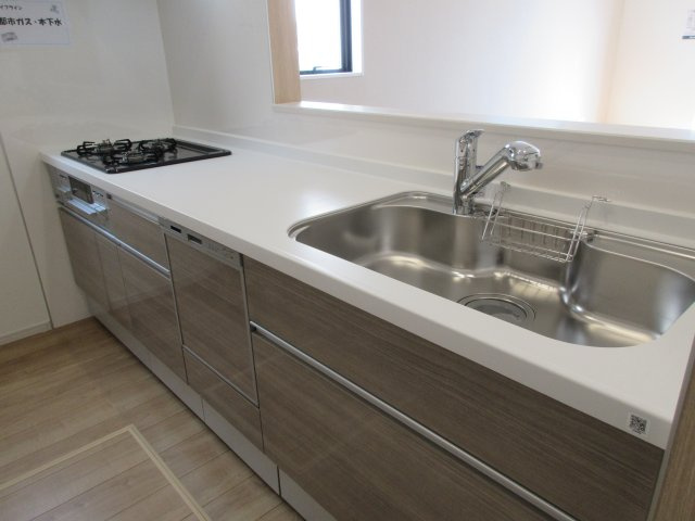 立川市西砂町2丁目　新築戸建全1棟のキッチン|料理をしながらでもご家族との会話を楽しめる対面キッチン