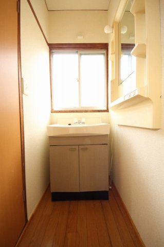 日吉町貸家の洗面所|脱衣スペースもあります