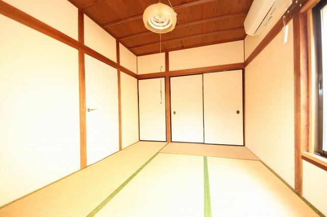 日吉町貸家の寝室|使い勝手のいい寝室です