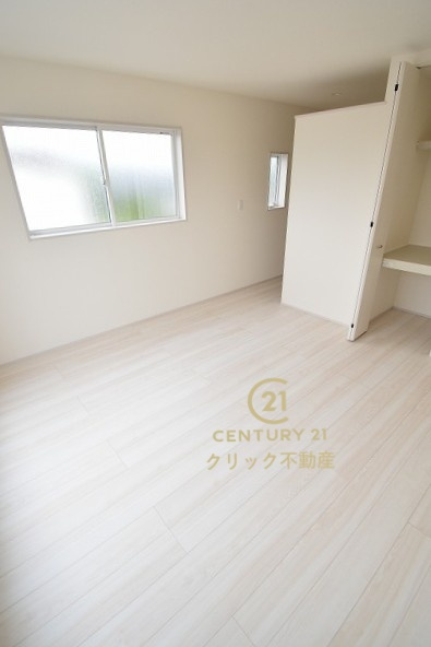 リーブルガーデン  水戸河和田町　3期　1の洋室|フローリングなので重い家具も置けます。カーテンと家具を揃えるなどして、お好みのインテリアを楽しむことができます。収納スペースは全室に配備しております。