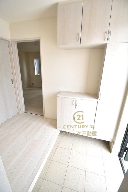 リーブルガーデン  水戸河和田町　3期　1の玄関|たっぷり収納できるシューズボックスで玄関もスッキリ！扉の中は可動棚ですので、靴に合わせて高さを自由に変えることができます。