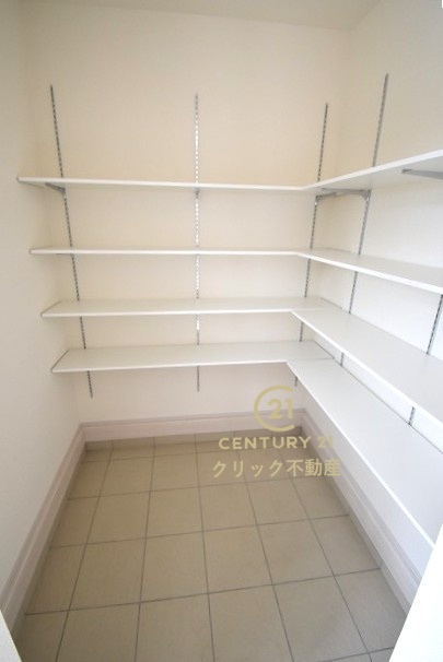 リーブルガーデン  水戸河和田町　3期　1の玄関|ミニトランクとして使えるスペースも確保。雨具はもちろん、お子様の遊び道具、スポーツ用品なども置ける便利な玄関収納です。棚の間隔は用途に合わせて自由に変えられます。