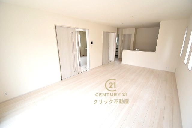 リーブルガーデン  水戸河和田町　3期　1の居間・リビング|カーテンやラグの色、質感、選ぶ家具などでお部屋の雰囲気が変わります。お好みのインテリアを楽しみましょう♪白を基調とした内装ですので、あらゆるスタイルが馴染みます。