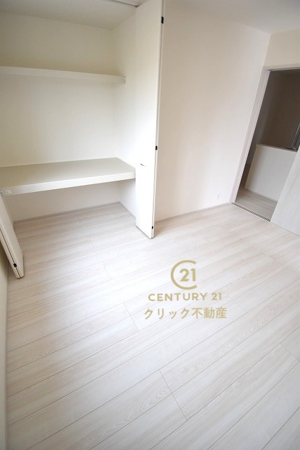 リーブルガーデン  水戸河和田町　3期　1の洋室|1階洋室、2WAY出入り口です。リビングを通らずに玄関から直接入る事もできます。在宅ワークに、キッズスペースに、と自由に使えます。収納も配備されております。