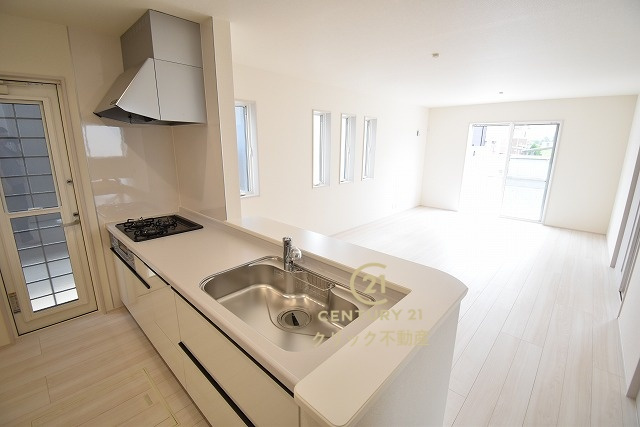 リーブルガーデン  水戸河和田町　3期　1のキッチン|対面式システムキッチンは料理中や後片づけの間も会話が楽しめ、家族に一体感が生まれます。勝手口はゴミ出しの時や、土の付いたお野菜を置いておくのにも便利です。