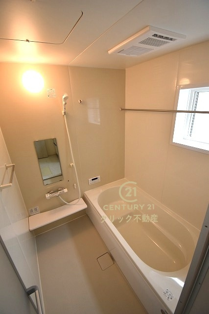 リーブルガーデン  水戸河和田町　3期　1の浴室|浴槽への出入りが安全な低床タイプのユニットバスです。洗い場は滑りにくい速乾床ですので、お子様やご高齢の方にも安心です。自動お湯張りに追焚機能付きのオートバスです。