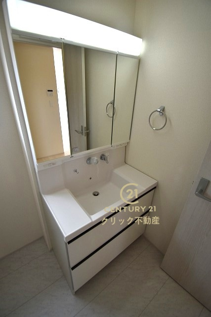 リーブルガーデン  水戸河和田町　3期　1の独立洗面台|見た目の美しさだけではなく、機能性も追求した使い勝手の良い独立洗面化粧台。
身だしなみチェックや歯磨きなど、朝の慌ただしい時間でも余裕を感じていただけます。