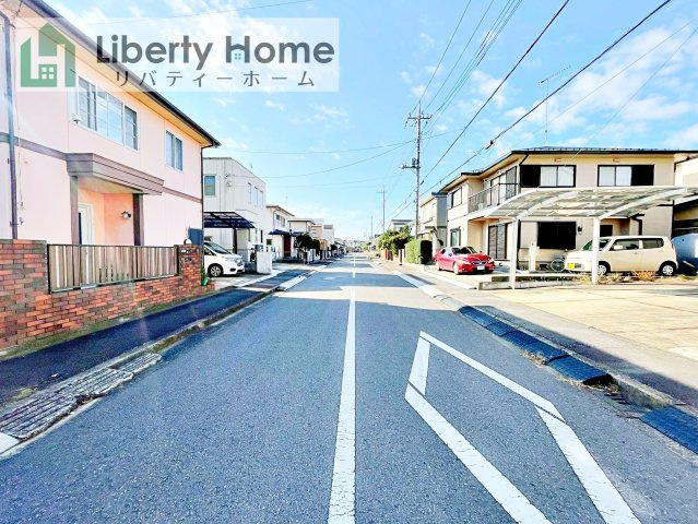 阿見町中央5丁目　中古戸建の前面道路含む現地写真