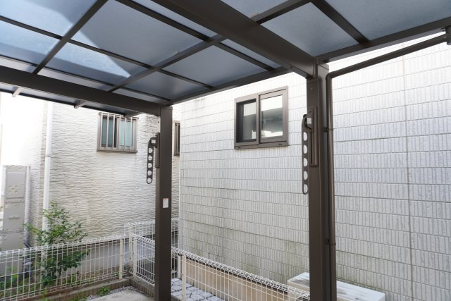 草加市原町2丁目 中古戸建の駐車場|カーポート物干し